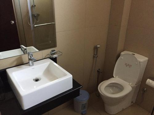 尼拉瓦利Oceanfront Condominiums - Nilaveli的浴室配有白色水槽和卫生间。