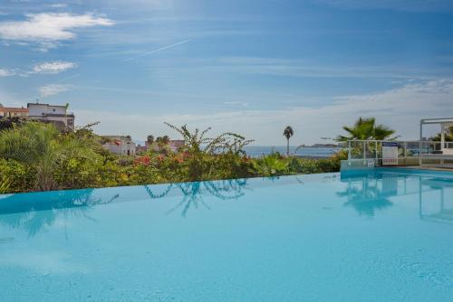 阿雅克修阿加西奥阿米劳特酒店的大型蓝色游泳池,享有海景