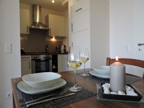 温特贝格Appartement - Haus Winterberg的厨房配有带白板和酒杯的桌子