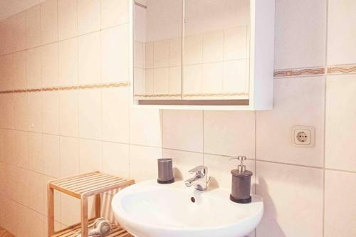 莱比锡Altbauwohnung direkt an der Karli mit Balkon - Netflix inklusive的白色的浴室设有水槽和镜子