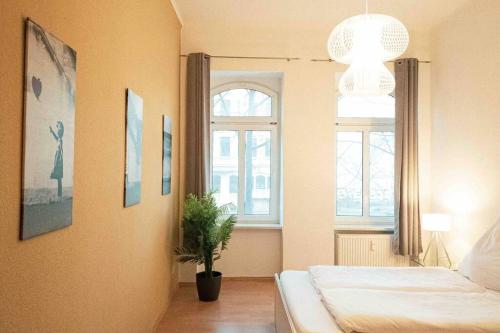 莱比锡Altbauwohnung direkt an der Karli mit Balkon - Netflix inklusive的一间卧室设有一张床和一个窗口