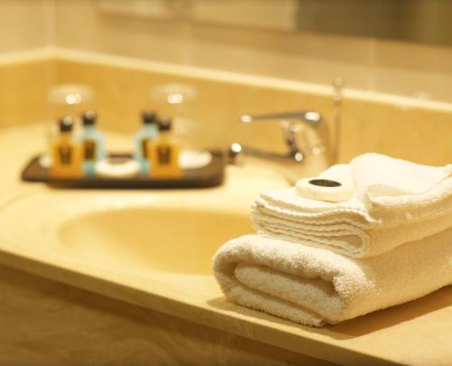 基拉尼基拉尼塔休闲中心酒店的浴室水槽和台面上的毛巾