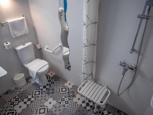 伊拉格尼Contact Hotel Restaurant Bleu France - Eragny Cergy的一间带卫生间和淋浴的小浴室