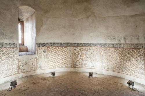 扎弗拉扎佛拉酒店 的一间空房间,墙上有华丽的瓷砖