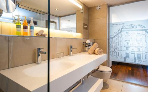 苏黎世斯科伍堡酒店的一间带大水槽和卫生间的浴室
