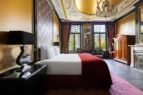 阿姆斯特丹The Pavilions Amsterdam, The Toren的酒店客房配有一张床和一个壁炉。