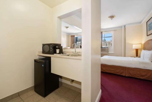 芝加哥芝加哥旅程住宿酒店的酒店客房设有一间带一张床和水槽的卧室