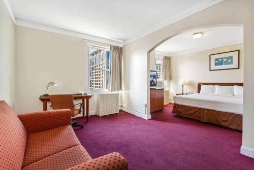 芝加哥芝加哥旅程住宿酒店的配有一张床和一张书桌的酒店客房