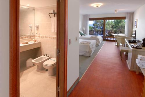 埃斯特角城艺术湖高尔夫球度假酒店的一间带卫生间的浴室和一间带一张床的卧室