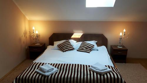 热舒夫Hotel TWIERDZA的一间卧室配有一张床,上面有两条毛巾