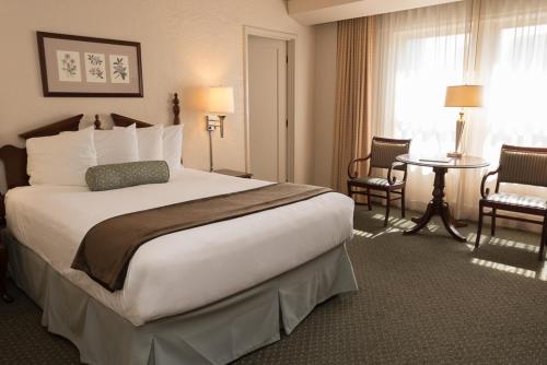 西雅图弗吉尼亚梅森酒店的酒店客房设有一张大床和一张桌子。