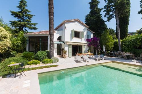 戛纳Villa Tsavorite - Cannes Californie的房屋前有游泳池的房子