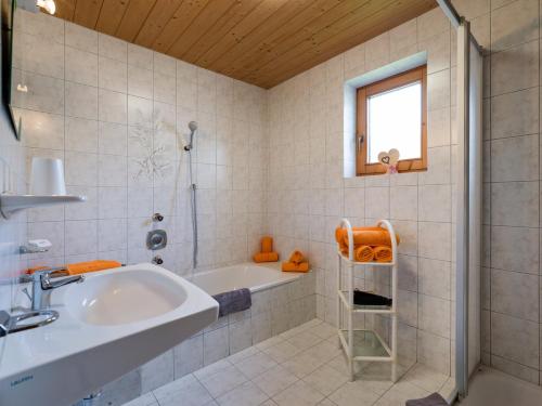 斯图姆Ferienwohnung Huber的带浴缸、水槽和淋浴的浴室