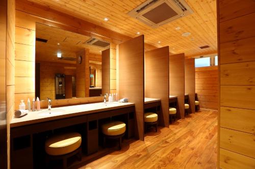 轻井泽轻井泽浅间王子酒店的浴室设有一排盥洗盆和镜子