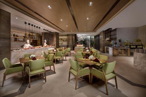 南京翠屏新港假日酒店餐厅或其他用餐的地方