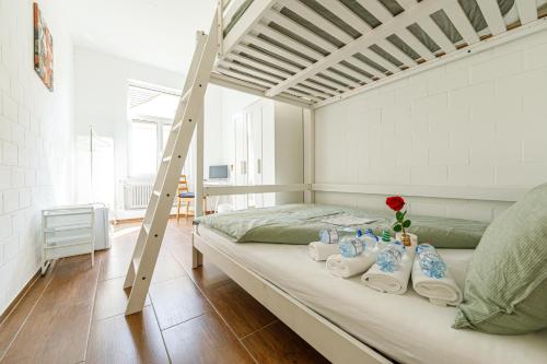 圣加仑Simple Rooms - Yellow Inn的一间卧室配有带梯子的双层床