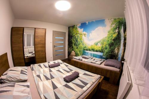 克拉托维Modern Apartment Klatovy的一间卧室设有两张床,墙上挂着一幅画