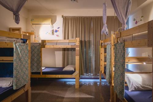 莺歌区鱼旅的房屋内带4张双层床的房间