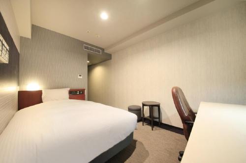 武藏野东京武藏野里士满酒店的酒店客房,配有两张床和椅子