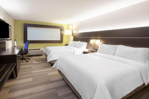 Maryville马里维尔智选假日套房酒店的酒店客房设有两张床和一台平面电视。