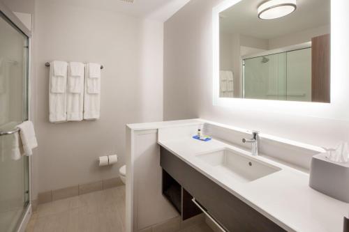 Maryville马里维尔智选假日套房酒店的白色的浴室设有水槽和镜子