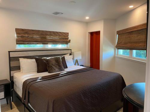 萨拉索塔Captiva Beach Resort (open private beach access)的一间卧室配有一张大床和木制床头板