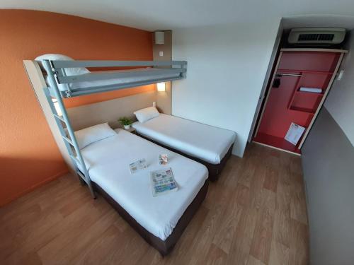 尚特马坎苏迪普瑞米尔经典酒店的一间小房间,内设两张双层床