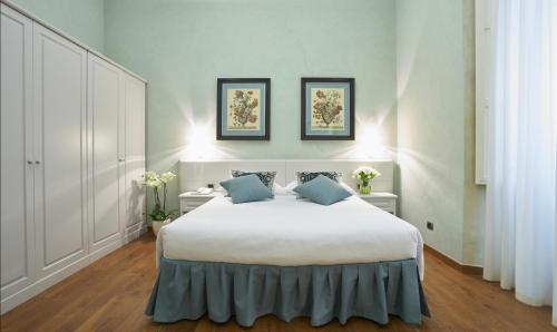 佛罗伦萨拉希诺丽雅迪菲兰其B&B酒店的一间卧室配有一张带2个床头柜的大型白色床
