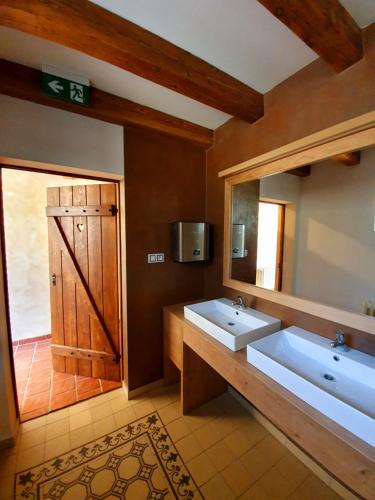 耶什赫维采Hotel KORTUS的一间带两个盥洗盆和大镜子的浴室