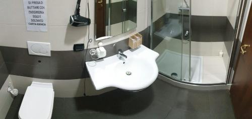 塔兰托affitta camere" Nonna Paola"的浴室设有白色水槽和镜子