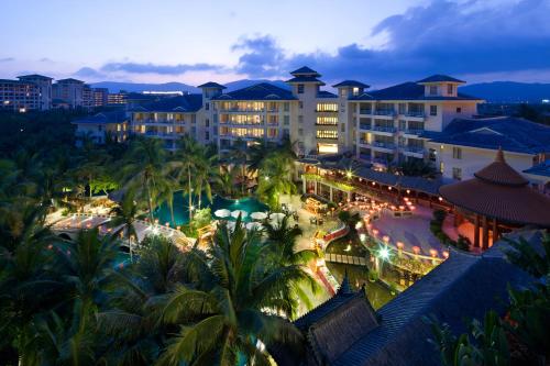 三亚三亚亚龙湾华宇度假酒店的夜间享有度假村的空中景致