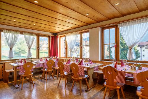 克洛斯特斯希尔瓦皮娜酒店的用餐室设有桌椅和窗户。