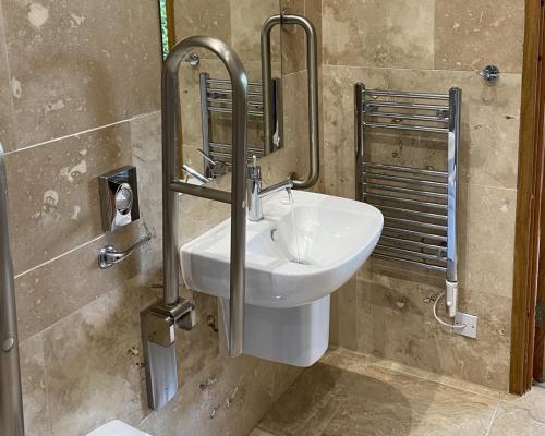 Thirsk卡潘塔阿姆斯宾馆的浴室设有白色水槽和镜子