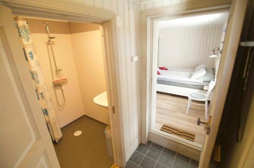GagnefWikgården B&B的一间小浴室,卧室配有一张床