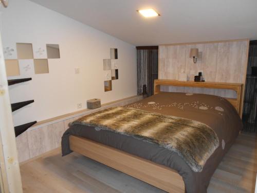 拉萨尔莱阿尔佩Charmant T2 en DUPLEX ARAVET113的一间卧室,卧室内配有一张大床