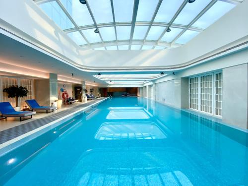 合肥合肥栢景朗廷酒店的一座大楼内带天窗的游泳池