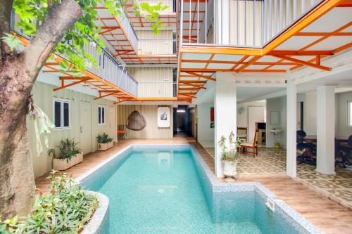 雅加达Capital O 3300 Nadjara Residence Syariah的一座带开放式天花板的室内游泳池