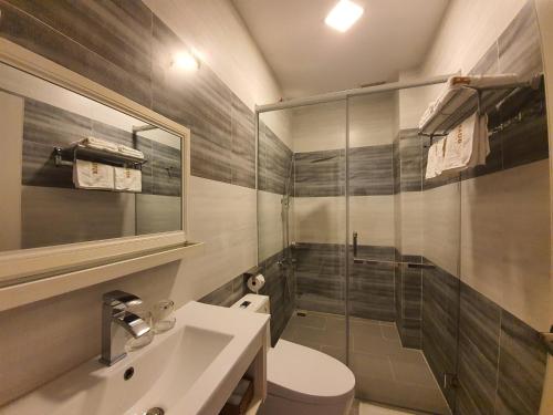 Bạc LiêuRoyal Hotel的浴室配有卫生间、盥洗盆和淋浴。