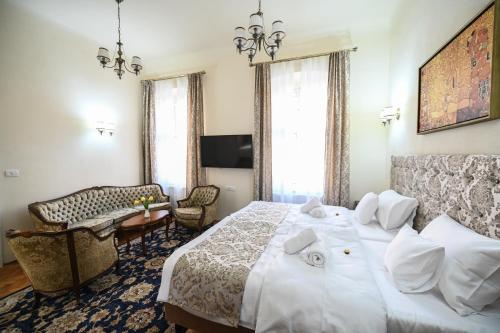 锡比乌Casa ABA的酒店客房设有一张白色大床和椅子