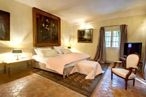 洛尔格布鲁诺旅馆的一间卧室配有一张壁画床