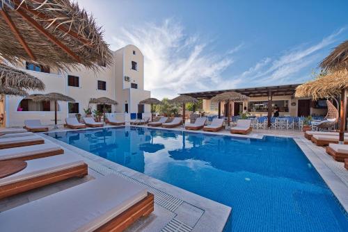 卡马利安吉拉别墅酒店的一个带躺椅的游泳池,一个度假村