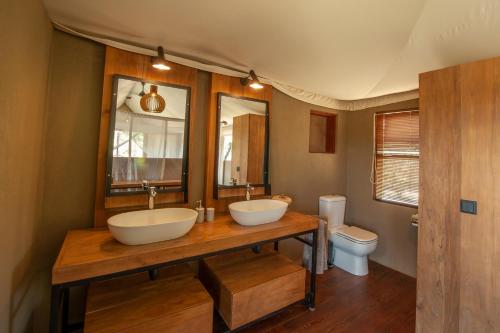 KakumbiChikunto Safari Lodge的一间带两个盥洗盆和卫生间的浴室