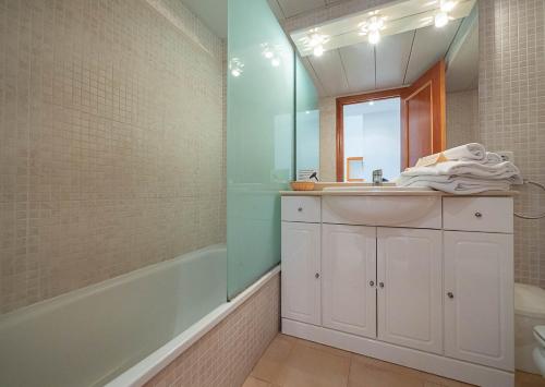 帕尔斯Village Golf Beach的一间带水槽和镜子的浴室