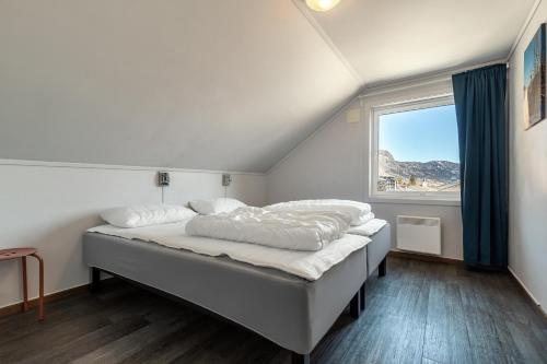 海姆瑟达尔海姆瑟达尔咖啡滑雪者小屋酒店的一张位于带大窗户的房间内的床铺