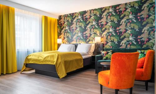 卑尔根松恩城市酒店的配有一张床和一把椅子的酒店客房