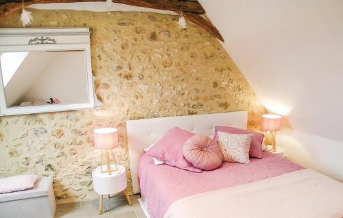 FleuracLa Vigne de Roger的一间卧室配有一张带粉红色枕头和镜子的床
