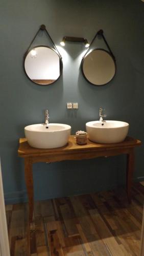 波讷地区帕朗提La résinière de pirique的浴室设有2个水槽和2面镜子