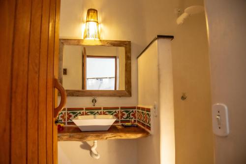 托兰克索瑞弗吉旅馆的一间带水槽和镜子的浴室