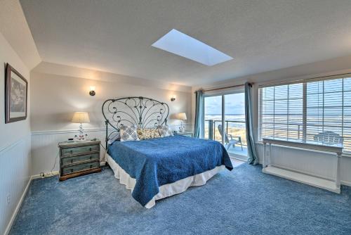 Eagles View Condo in Ocean Shores with 3 Balconies客房内的一张或多张床位