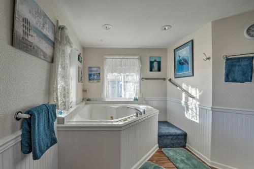 洋滨市Eagles View Condo in Ocean Shores with 3 Balconies的白色的浴室设有浴缸和窗户。